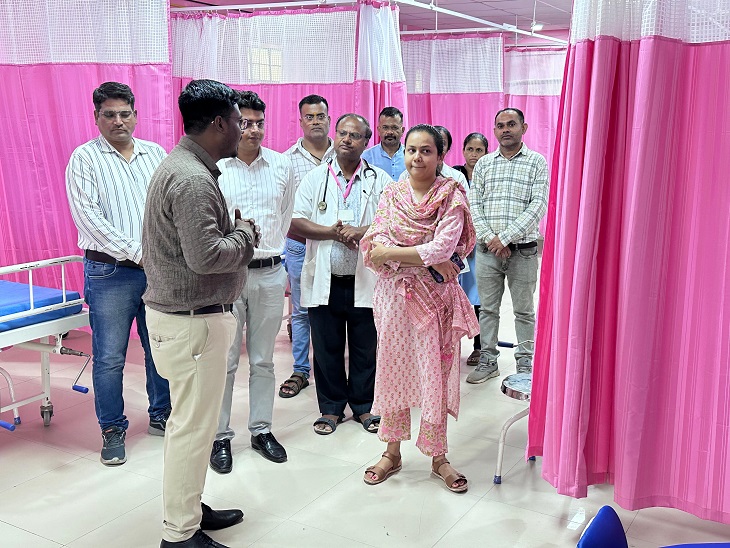 उदयपुर के सीएचसी खेरवाड़ा में केएमसी युनिट को लेकर जानकारी लेती उदयपुर जिला परिषद सीईओ रिया डाबी।