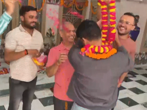 माता-पिता के अलावा शुभांशु को पड़ोसियों ने भी माला पहनाई।