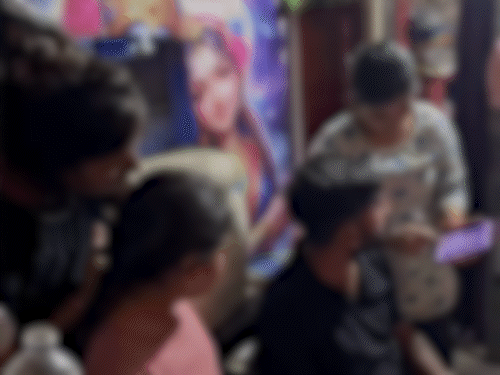 घरवालों ने हमें मृतका की कई फोटो दिखाईं। इस दौरान घर वाले रोने लगे।