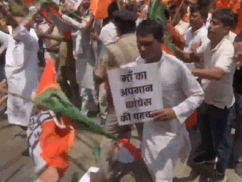 कांग्रेस ऑफिस के सामने बीजेपी नेता नारेबाजी कर रहे थे।