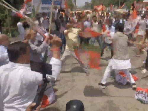 बीजेपी और कांग्रेस कार्यकर्ताओं की बीच लाठी-डंडे चले।