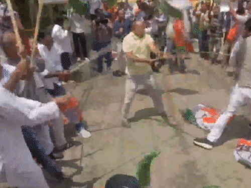 बीजेपी कार्यकर्ता शुक्रवार को कांग्रेस ऑफिस के बाहर प्रदर्शन के लिए पहुंचे।