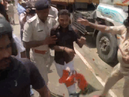 हमला कर रहे कुछ कार्यकर्ताओं को पुलिस ने खदेड़ा है।