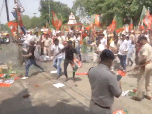 BJP workers pelting stones at the Congress office.