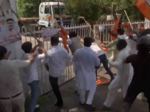 BJP workers entering inside by breaking the gate of Sadaqat Ashram.
