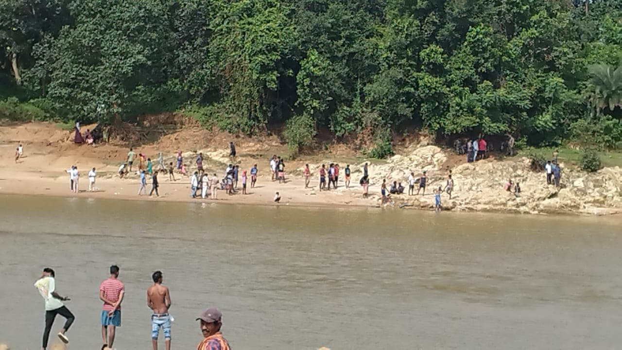 ​​​​​​​मयूराक्षी नदी में डूबने से एक छात्र की मौत:  दुमका में हुआ हादसा, तीन छात्र अब भी लापता; तेज धार में बहने की आशंका – Dumka News