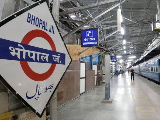डीआरआई की टीम ने भोपाल स्टेशन पर कार्रवाई की है।