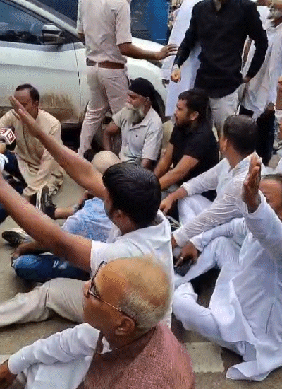 After the fight, Congress workers are protesting on the road.