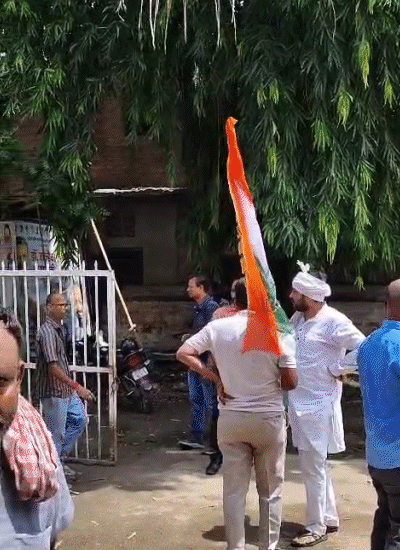 There was an atmosphere of chaos at the gate of the Congress office for hours.