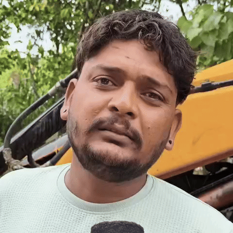 गांव में बाढ़ की स्थिति के बारे में जानकारी देते हुए शाहरुख।