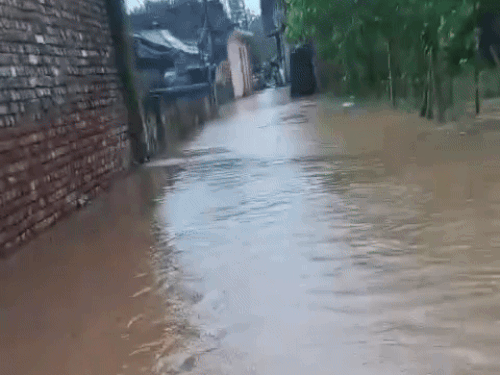 सोम नदी के पानी से गांव की गली लबालब।
