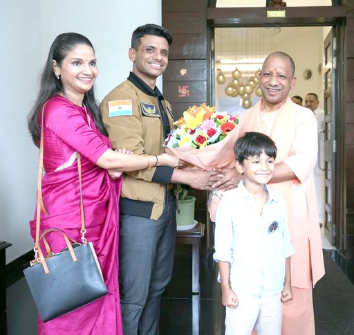 तस्वीर 25 अगस्त की है। शुभांशु के सीएम आवास पहुंचते ही सीएम योगी खुद बाहर आ गए। उन्होंने गेट पर आकर शुभांशु को रिसीव किया था।