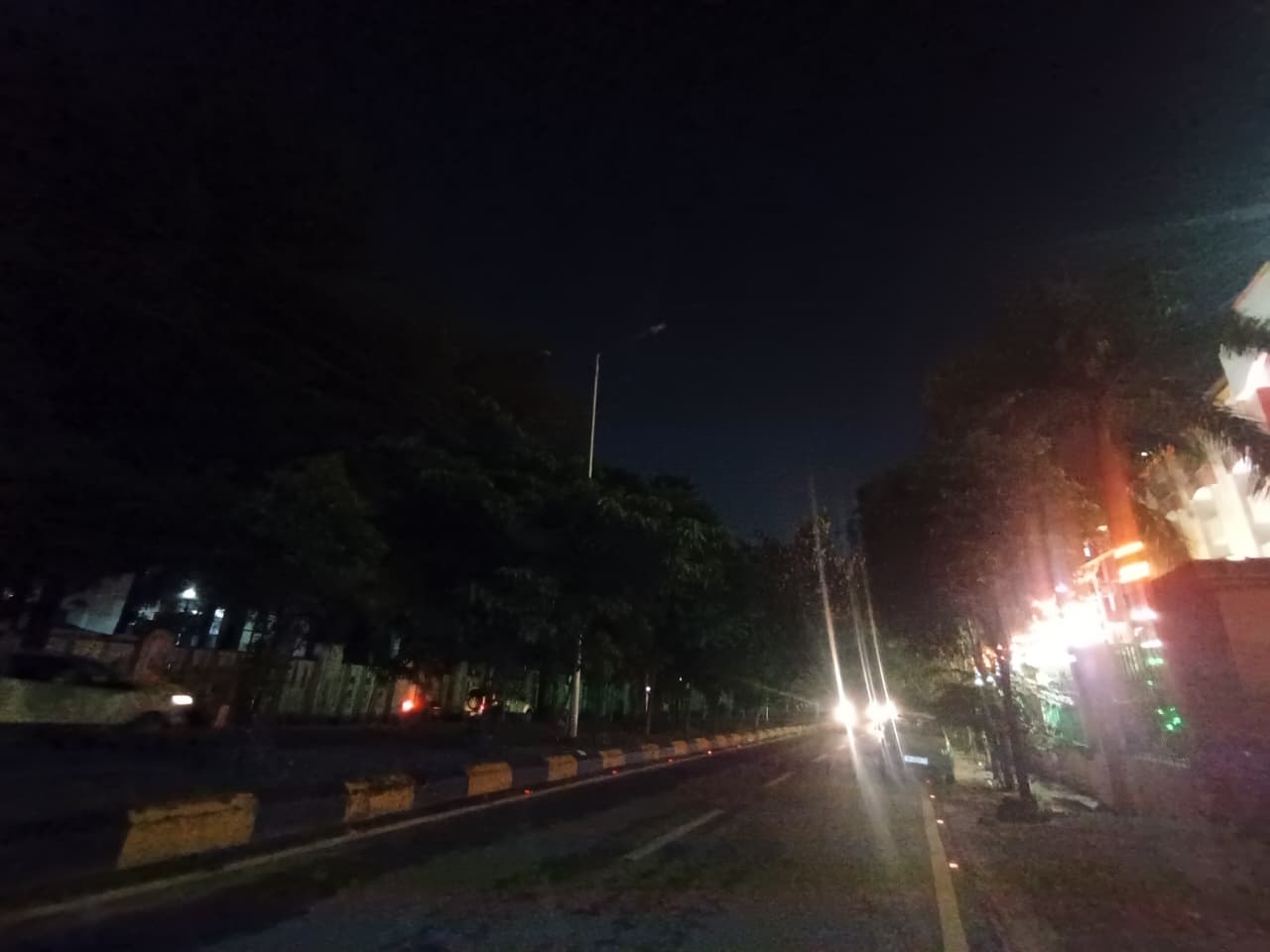 विभूति खंड में महिला आयोग ऑफिस के बाहर स्ट्रीट लाइट नहीं जलने से सड़क पर पसरा अंधेरा।