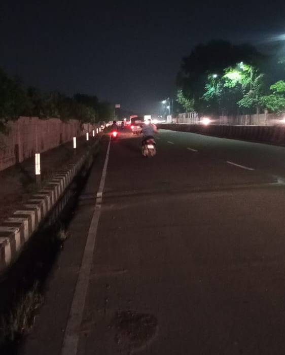 रायबरेली रोड पर सड़क पर पसरा अंधेरा। यहां स्ट्रीट लाइट बंद मिलीं।