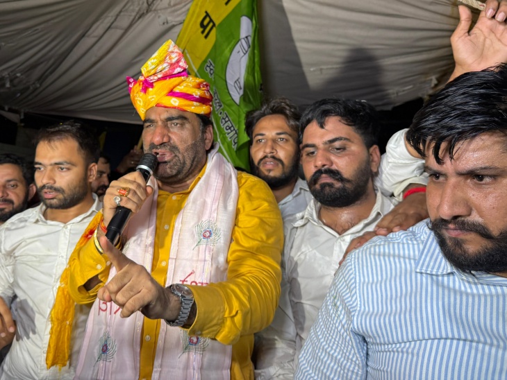 जयपुर के शहीद स्मारक पर सांसद हनुमान बेनीवाल ने SI भर्ती रद्द होने पर जश्न मनाया। गुरुवार देर रात धरना समाप्त करने की घोषणा की।