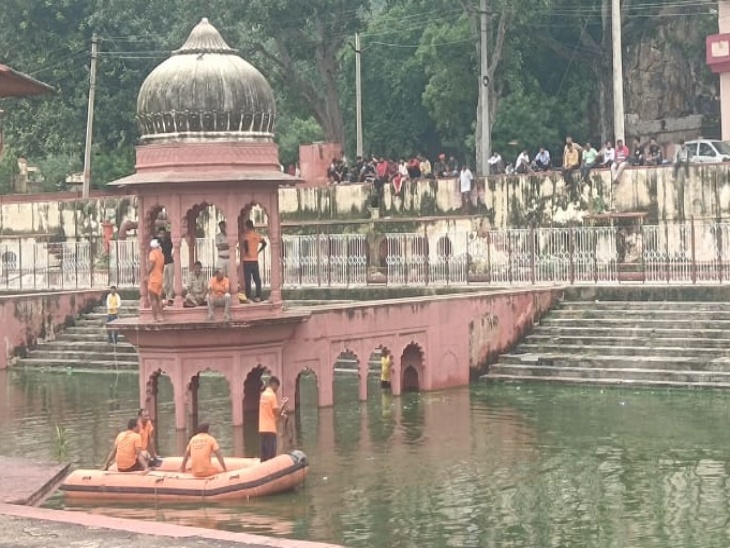 सागर के अंदर डूबे व्यक्ति को ढूंढ़ने में लगी रेस्क्यू टीम। दो घंटे से शव नहीं मिला।