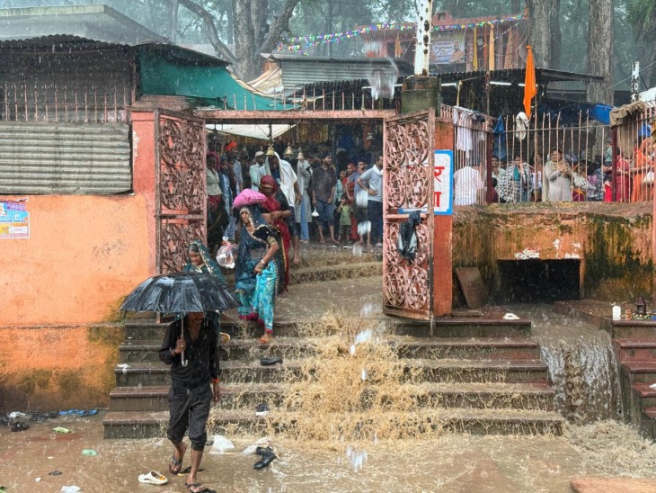 मेले में करीब 3 बजे तेज बारिश आई तो भर्तृहरि बाबा के स्थान के पीछे तेजी से पहाड़ों का पानी आ गया। वैसे इस जगह हमेशा पानी आता रहता है।