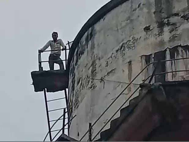 Angry at bike theft, a young man climbed on the overhead tank | बाइक चोरी  से नाराज युवक पानी की टंकी पर चढ़ा: बरेली जिला अस्पताल से गायब हुई थी  गाड़ी, अस्पताल