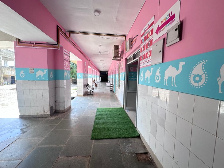 उदयपुर के सीएचसी खेरवाड़ा में स्थापित की कंगारू मदर केयर लाउंज के बाहर की तस्वीर।