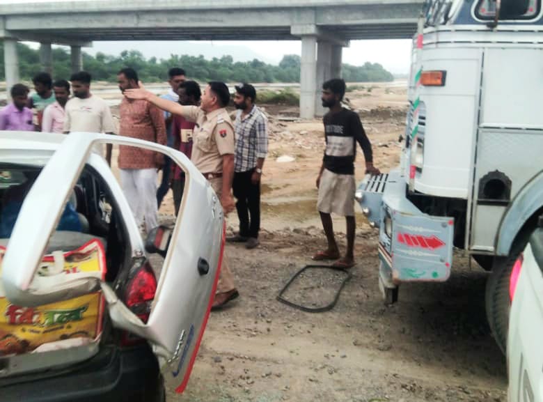 घटना के बाद समझाइश करती पुलिस।
