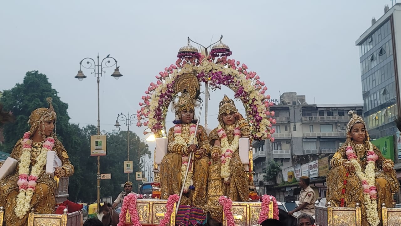 चांदी की पालकी में श्री गोपालजी, राधाजी और उनकी सखियों ललिताजी-विशाखाजी के रूप में किए गए।