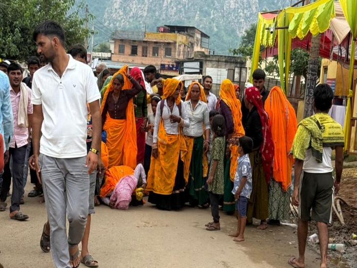 भर्तृहरि मेले में महिला श्रद्धालुओं की भीड़ अधिक है। मुख्य गेट पर ही ढोक देकर आगे निकलते हैं भक्त।