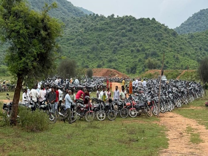 कुशालगढ़ व भर्तृहरि गेट के बीच में मोटरसाइकिल पार्किंग है। इससे पहले कार पार्किंग है।