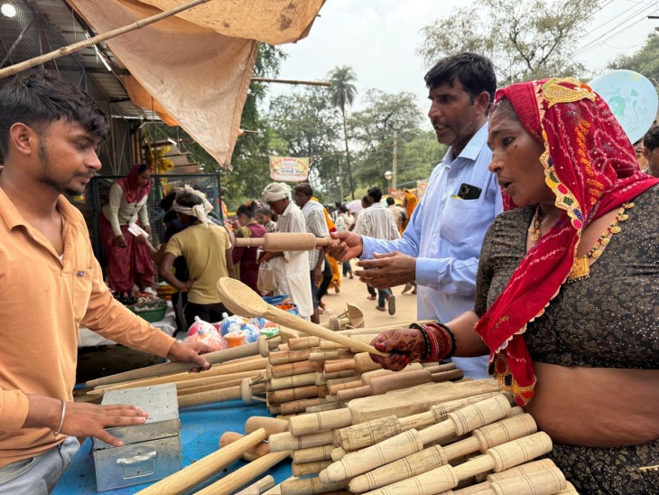 मेले में गांव के घरों में काम आने वाली वस्तुओं की सबसे अधिक खरीददारी होती है।