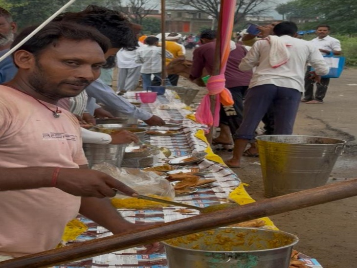 कुशालगढ़ से भर्तृहरि धाम तक सैकड़ों भंडारे लग रहे। सैनी समाज की ओर से मुख्य रोड पर लगाया गया भंडारा। जिसमें हजारों ने प्रसादी ली।