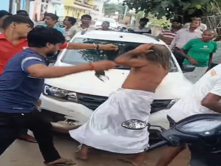 साुध को पीट रहे युवक। सिर व पीठ पर 100 से ज्यादा बेल्ट मारी।