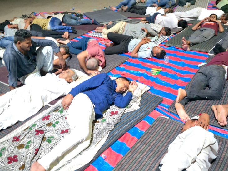 बाड़मेर सांसद उम्मेदाराम बेनीवाल ने बालोतरा प्राइवेट हॉस्पिटल के आगे चल रहे धरना स्थल पर गुजारी रात।