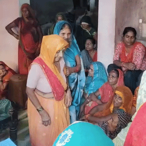 रणधीर के घर पर परिवार को सांत्वना देने के लिए गांव की महिलाएं पहुंचती रहीं।