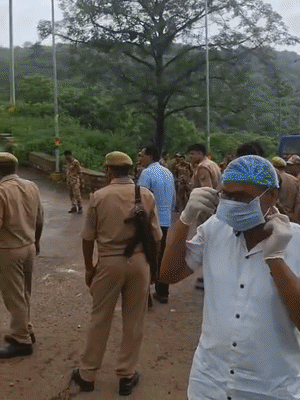 चित्रकूट के जंगल में लोकेशन पर स्कॉर्पियो मिली थी। इसकी जांच के लिए फोरेंसिक टीम मौके पर पहुंची थी।