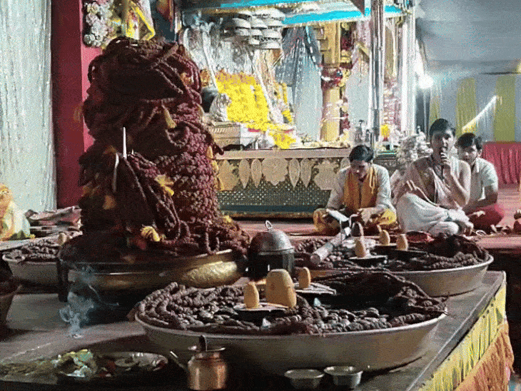 दादा धूनीवाले दरबार में 51 दिन तक काशी से आए ब्राह्मणों ने रूद्राभिषेक, हवन और आरती की। दोनों समय भंडारा हुआ।