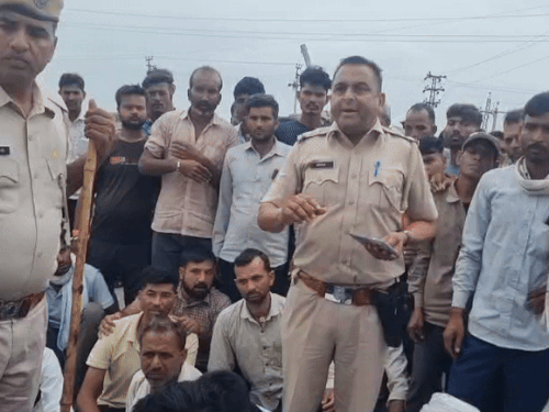 पुलिस अधिकारियों ने प्रदर्शन कर रहे लोगों से समझाइश की कोशिश की।