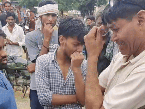 युवती के पिता हरेंद्र और उसका छोटा भाई हॉस्पिटल में रोने लगे।