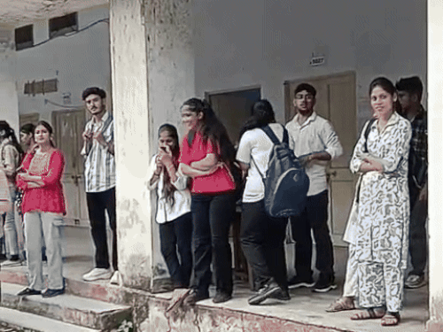 जर्जर भवन के कारण स्टूडेन्ट्स बाहर खडे़ रहे।