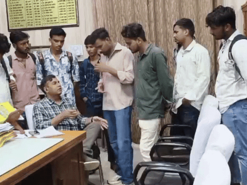 प्राचार्य को ज्ञापन सौंपा और समस्या समाधान नहीं होने पर आंदोलन चेतावनी दी।