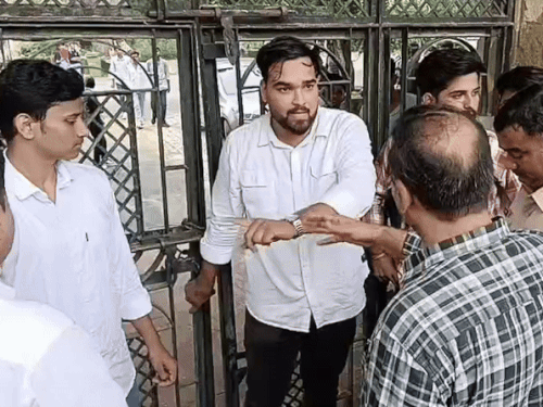 अजमेर की यूनिवर्सिटी में गिर रहा प्लास्टर,NSUI ने रोष जताया:  कॉलेज में पुलिस से हुई झड़प, कहा- जर्जर भवन की मेंटेनेंस नहीं हुई तो करेंगे आंदोलन – Ajmer News