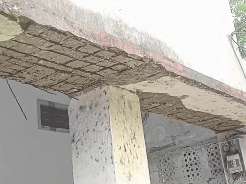 पीजी ब्लॉक की जर्जर छत, जिससे हादसे की आशंका स्टूडेन्ट्स ने जताई है।