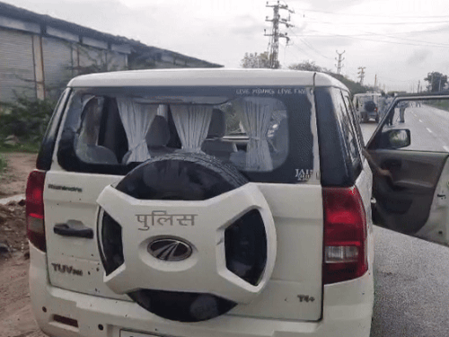 प्रदर्शनकारियों ने पुलिस पर पथराव किया। इसमें कई गाड़ियां क्षतिग्रस्त हो गई।