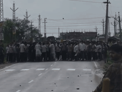 स्टेट हाईवे जाम की कोशिश कर रहे लोगों ने पुलिस पर पथराव भी किया।