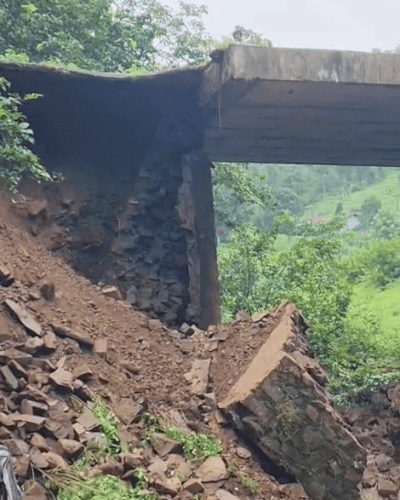 उदयपुर में पानरवा-कोटड़ा हाईवे पर खाचन स्कूल के सामने पुल का आधा हिस्सा टूटकर गिर गया। जिसके बाद यातायात बाधित हो गया