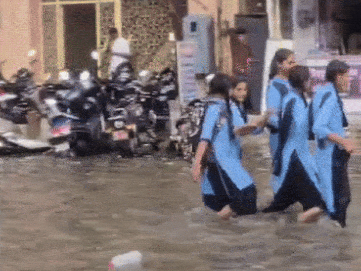 यह तस्वीर किसान बोर्डिंग के पास की है। जहां पर बरसात के बाद स्कूली बच्चों को पानी में निकलकर घर जाना पड़ रहा है।