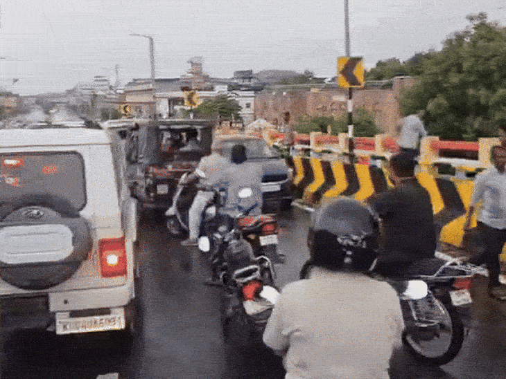 बारिश के बाद नेहरू नगर ओवरब्रिज पर लगा जाम लग गया। पानी कम होने के साथ खुला जाम।