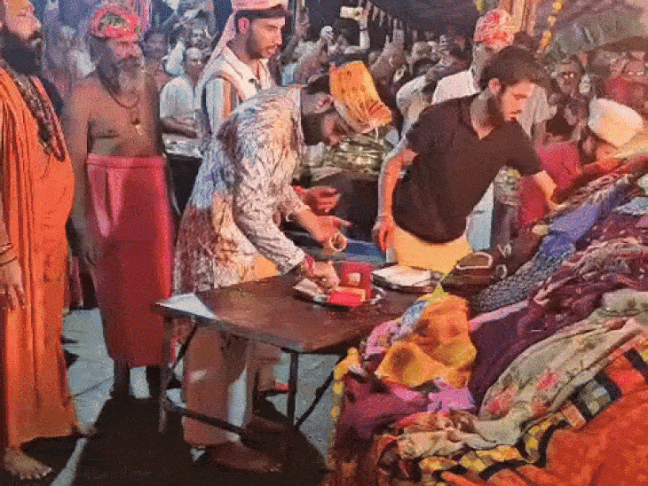 हवन में सोने-चांदी के अलावा 200 साड़ियां-चुनरियां, मगज के 11 हजार लड्डू, 20 पीपा रसगुल्ला भी अर्पित किए गए।