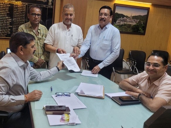 पाली एडीएम से मिलरक श्री संघ सभा के पदाधिकारी संवत्सरी पर्व पर बूचड़खाने रहेंगे बंद के सरकार के फैसले को लेकर आभार व्यक्त करते हुए। - Dainik Bhaskar