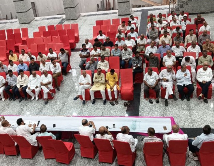 पाली के श्री संघ सभा भवन में आयोजित सामूहिक क्षमायाचना कार्यक्रम में मौजूद जैन समाजबंधु।