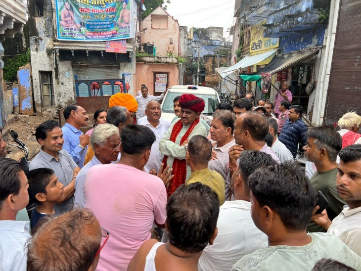 पूर्व मंत्री सैनी ने नैनवां में बारिश प्रभावित क्षेत्र का किया दौरा।