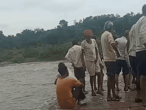 ब्राह्मणी नदी पर सुठाला पुलिया पर 28 अगस्त को अस्थायी पुल बनाने का प्रयास किया गया, लेकिन ग्रामीण सफल नहीं हो पाए।